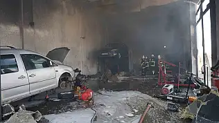 Çıkan yangında sadece Kur'an-ı Kerim ve Türk bayrağı zarar görmedi