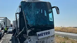 Yolcu otobüsü kamyona arkadan çarptı: 1'i ağır 8 yaralı