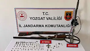 Yozgat'ta evinden tarih fışkırdı! Sikkeler, haç ve dedektör ele geçirildi