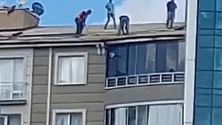 Yozgat'ta çatıda emniyetsiz çalışan işçiler böyle görüntülendi!