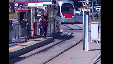 Kayseri’de tramvay hattında korku dolu anlar! Tramvayın önüne atladı