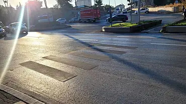 Kayseri’de yol bilmecesi – Işık var ama vatandaşlar karşıya geçemiyor!