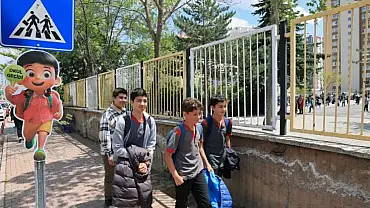 Talas Belediyesi’nden öğrencilere güvenli geçiş için sevimli levhalar