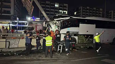 Adana'da yolcu otobüsü alt geçit duvarına çarptı!