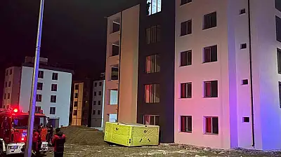 Kayseri'de çatıya çıkan şahsı polis ekipleri ikna etti!