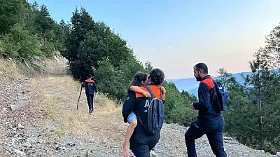 Araçta mahsur kalan baba ve kızı kurtarıldı