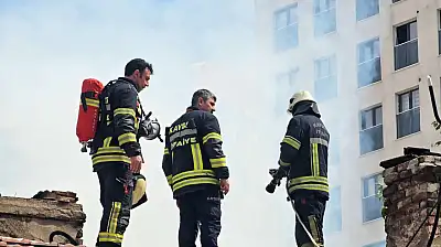 Kayseri'de metruk evin çatısında yangın çıktı!