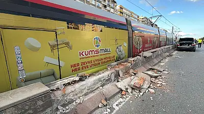 Kayseri'de otomobilin çarptığı refüjden kopan taşlar tramvayın içine savruldu!