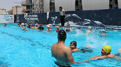 Kayseri'de Yaz Spor Okulları'na yoğun ilgi! Minikler yüzme öğreniyor