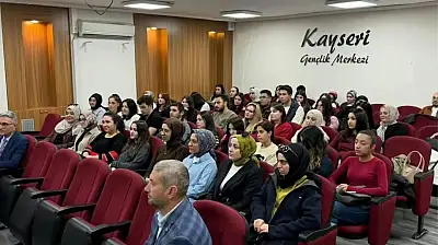 Kayseri Gençlik Merkezi'nde gençlerle gelecek üzerine sohbet...