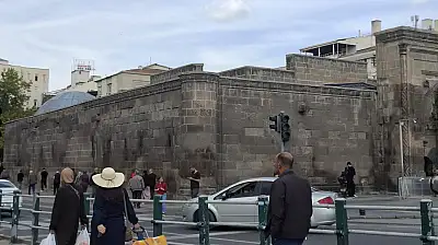 Kayseri'nin kalbinde korkutan manzara! Bir anlık hata faciaya dönüşebilir