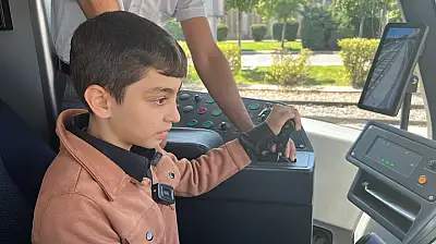 Miraç'ın hayali gerçek oldu: Tramvay sevgisi görenleri şaşırttı!