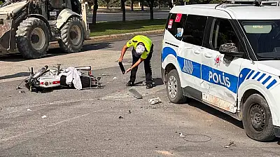 Motosiklet ile polis aracı ile çarpıştı: 2 kişi yaralı