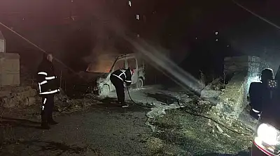 Niğde'de park halindeki araçta yangın çıktı