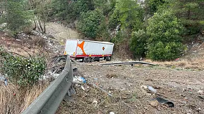 Otoyolda tır bariyerlere çarpıp şarampole yuvarlandı!