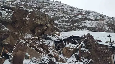 Sivas'ta yamaçtan kopan kayalar tehlike saçtı