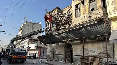 Adana'da tarihi binanın çatısı kısmen çöktü!