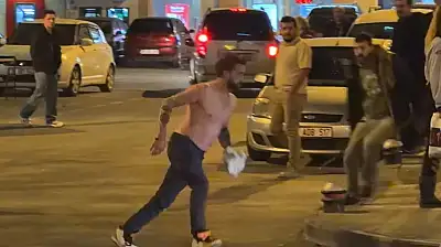 Tramvay durağında kemerli kovalamaca! 'Sana Kayseri'yi dar edeceğim' kavga anı kamerada