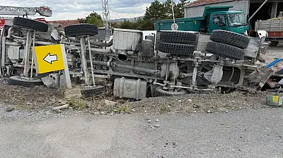 Yozgat'ta beton mikseri devrildi!