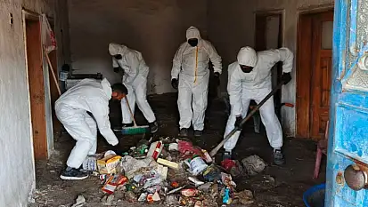 Kayseri'de kötü koku ihbarı: Evden 1 kamyon dolusu çöp taşındı