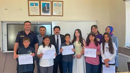 Kayseri'de karne sevinci: İlçe Milli Eğitim Müdürü öğrencilerle buluştu