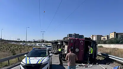 Kayseri'de pancar yüklü tır devrildi: Sürücü yaralandı!