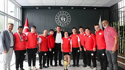 Türkiye şampiyonu özel sporculardan Kabakcı'ya ziyaret