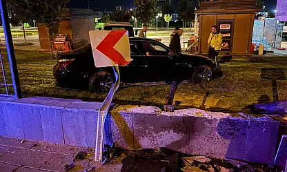 Kayseri'de kaldırımdan seken otomobil 1 metrelik duvarı aştı