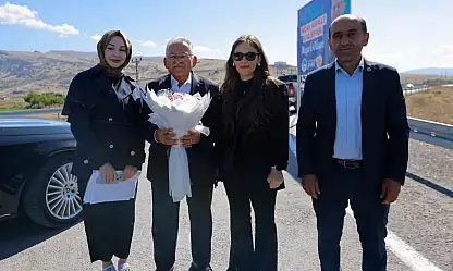 Kayseri'de mahalle muhtarından Büyükkılıç'a çiçekli karşılama