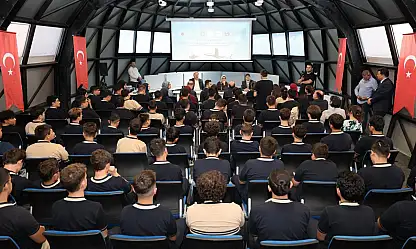 Türkiye'nin geleceğine umut veren lisede önemli buluşma: Vekil Böhürler tecrübelerini paylaştı...