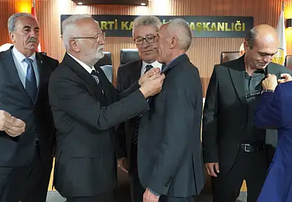 AK Parti Kayseri Teşkilatı'na 13 isim katıldı: CHP'den meclis üyeleri, DEVA'dan İl Başkanı, Teşkilat Başkanı, İlçe Başkanları...