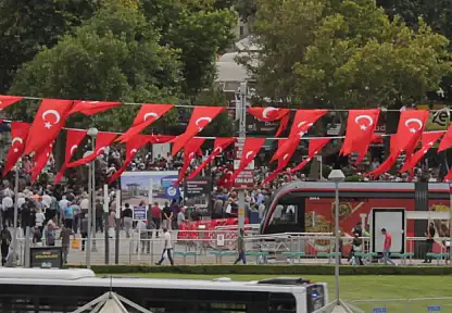 Kayseri meydanında büyük kalabalık: Heyecanla Özel'i bekliyorlar!