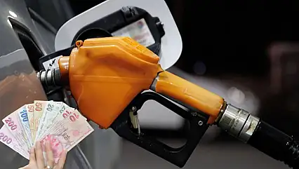 Sürücüler rahat bir nefes alacak: Yarından itibaren akaryakıt fiyatlarına indirim geliyor!