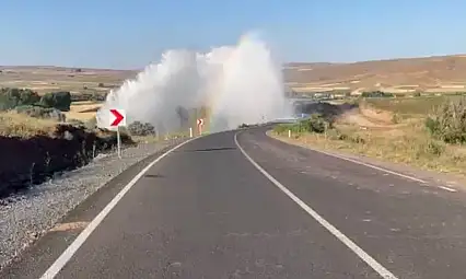 Bünyan'da su borusu patladı, metrelerce su yükseldi
