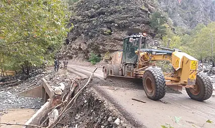 Büyükşehir'den Yahyalı-Kapuzbaşı yolundaki taşkına hızlı müdahale