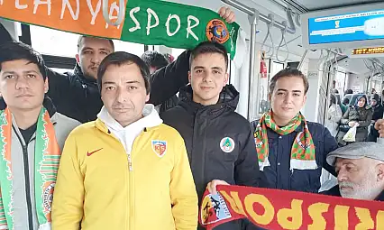 Futbolun ruhu Kayseri'de yaşandı! Kayserispor ve Alanyaspor taraftarından örnek görüntüler!