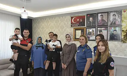 İl Emniyet Müdürü Aydın'dan vefalı davranış: Hem geçmiş olsun hem de kutlama ziyareti...