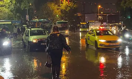 İstanbul'da sağanak hayatı felç etti! Yollar nehre döndü
