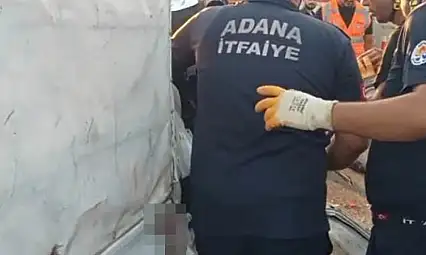 Kamyonet tıra arkadan çarptı: 2 ölü
