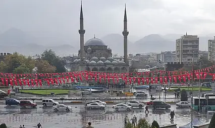 Kayseri Cumhuriyet Meydanı'nda hareketlilik başladı! Ekipler seferber oldu