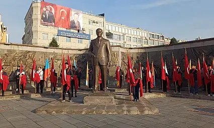 Kayseri'de Atatürk anısına 106 balon gökyüzüne bırakıldı