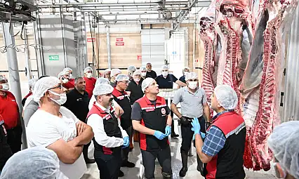 Kayseri'de İl Müdürü Saklav kesimhaneye girdi: Uygulamalı eğitime katıldı!