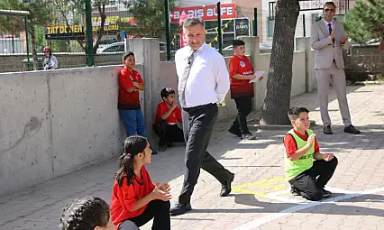 Kayseri'de okul bahçesinde nostalji! İl Milli Eğitim Müdürü Esen çocuklarla oyun oynadı