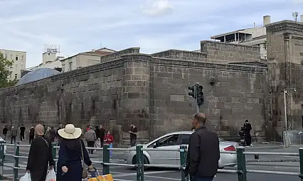 Kayseri'nin kalbinde korkutan manzara! Bir anlık hata faciaya dönüşebilir