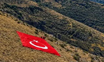Kayseri'nin o ilçesinde dev bayraklar açıldı! Nedeni ortaya çıktı