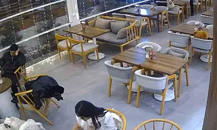 Talas'ta kontrolden çıkan otomobil kafeye girdi: Saniyelerle kurtuldular