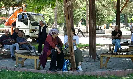Sıcaktan bunalan vatandaşlar parklara akın etti!