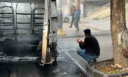 Okul servisi yandı: Sürücüsü çaresizce izledi...