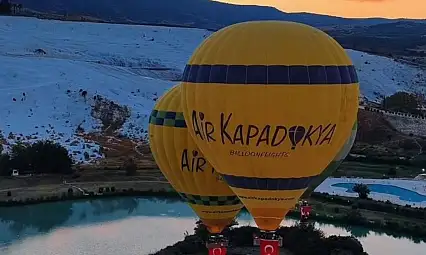 Pamukkale semalarında 30 Ağustos coşkusu! Gökyüzü Türk bayraklarıyla donatıldı