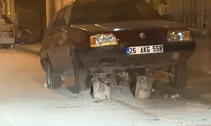 Kütükler üzerine bırakılan araç dikkat çekti!